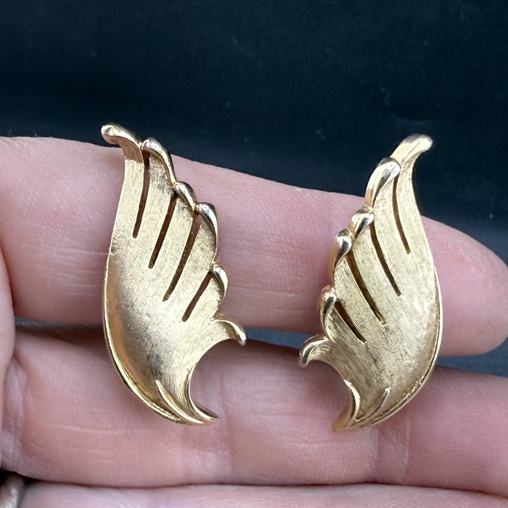 Vintage Trifari Clip‎ On Earrings Gold Tone Leaf Wing Signed
